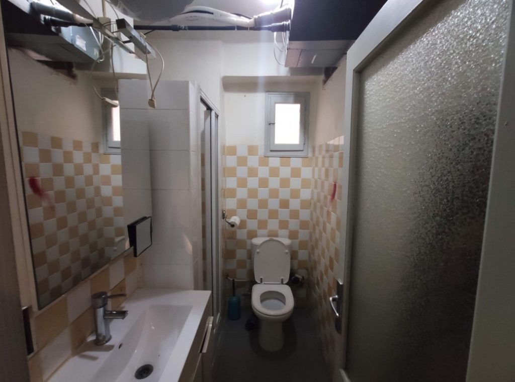 Baño antiguo antes de la reforma integral de la vivienda