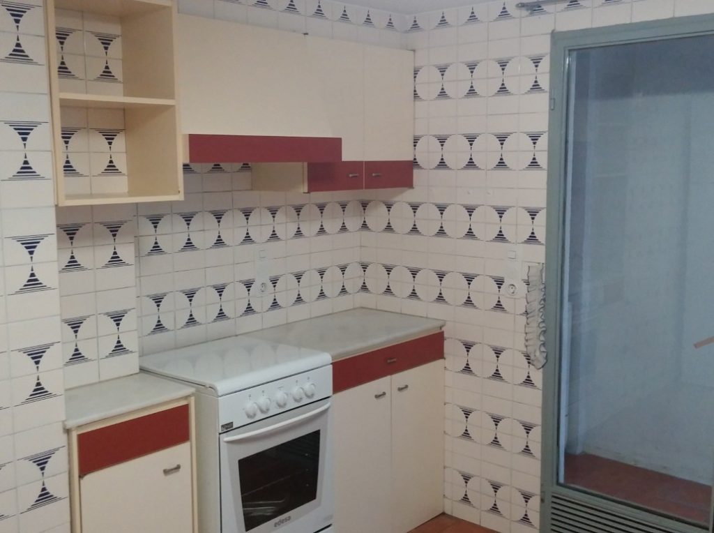 Cocina antes de la reforma integral de vivienda en Valencia
