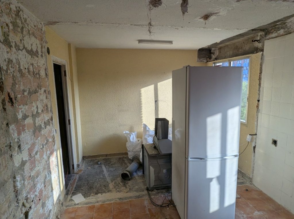 Cocina en obras con revestimientos retirados durante una reforma integral