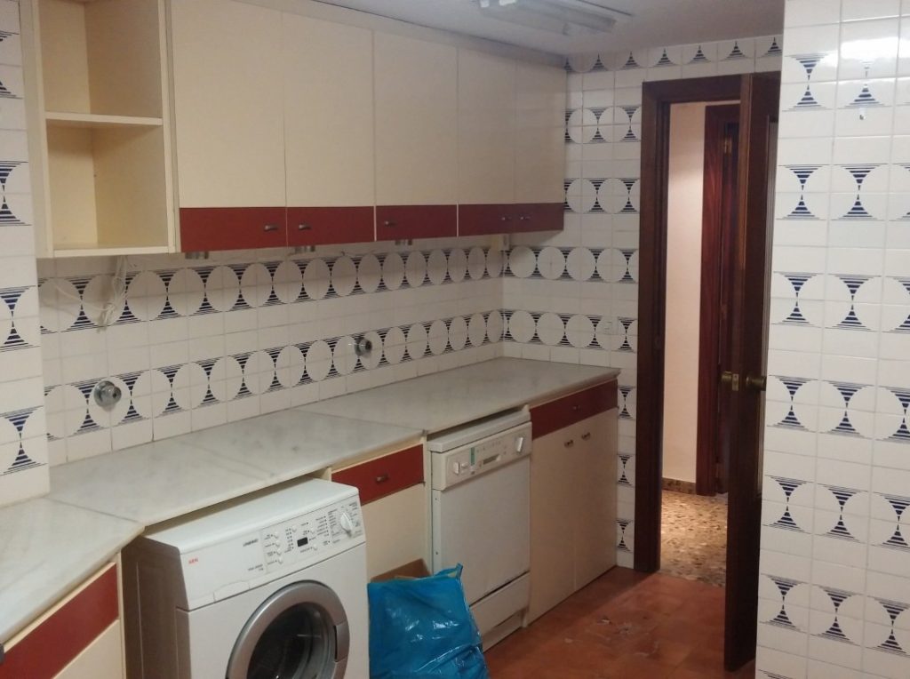 Cocina original antes de la reforma integral de vivienda en Valencia