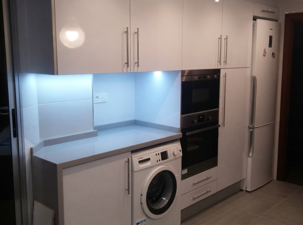 Cocina reformada en Valencia con muebles blancos e iluminación LED