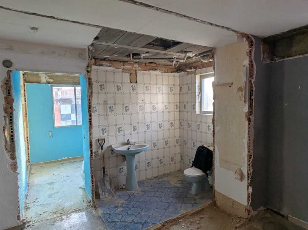 Baño antiguo durante los trabajos de demolición de una vivienda