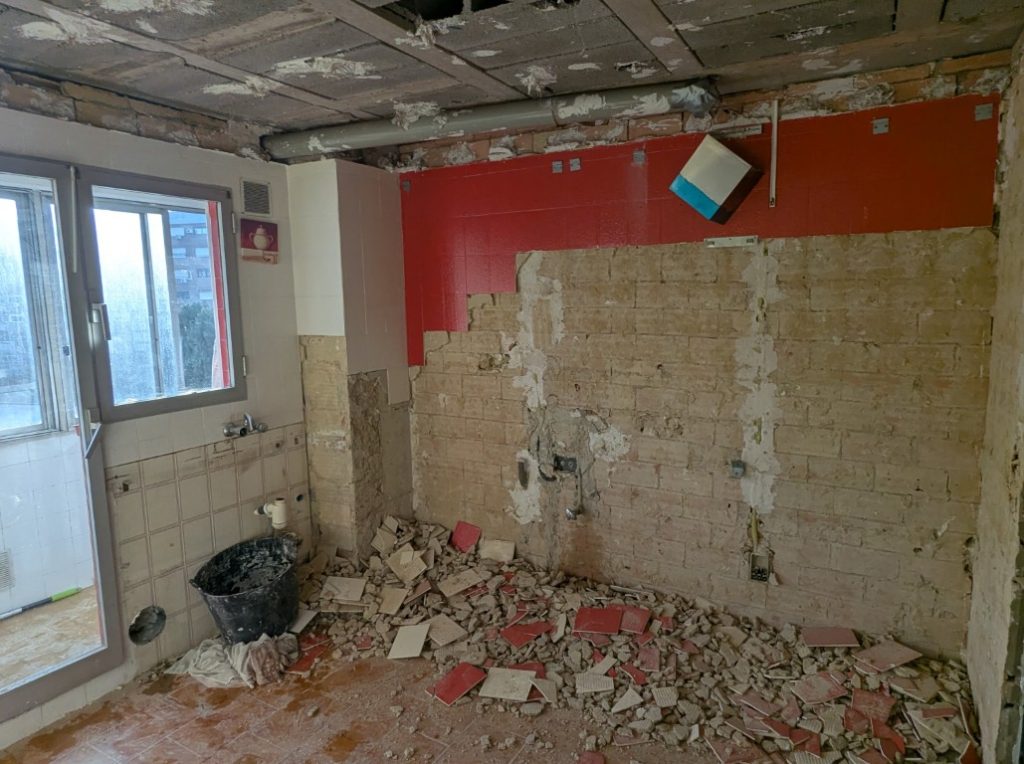 Cocina durante la fase de demolición de una reforma integral