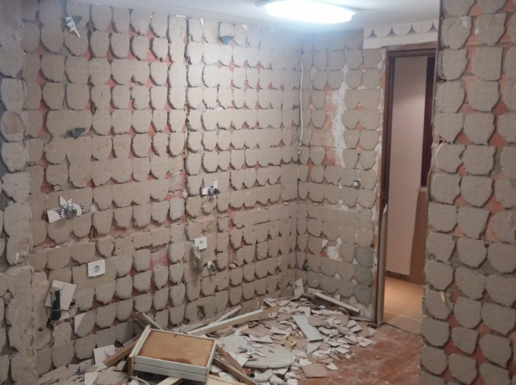 Demolición de cocina y retirada de azulejos en reforma integral en Valencia