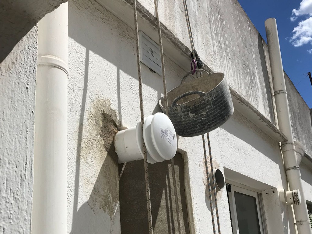 Herramientas y materiales utilizados en trabajos verticales sobre fachada