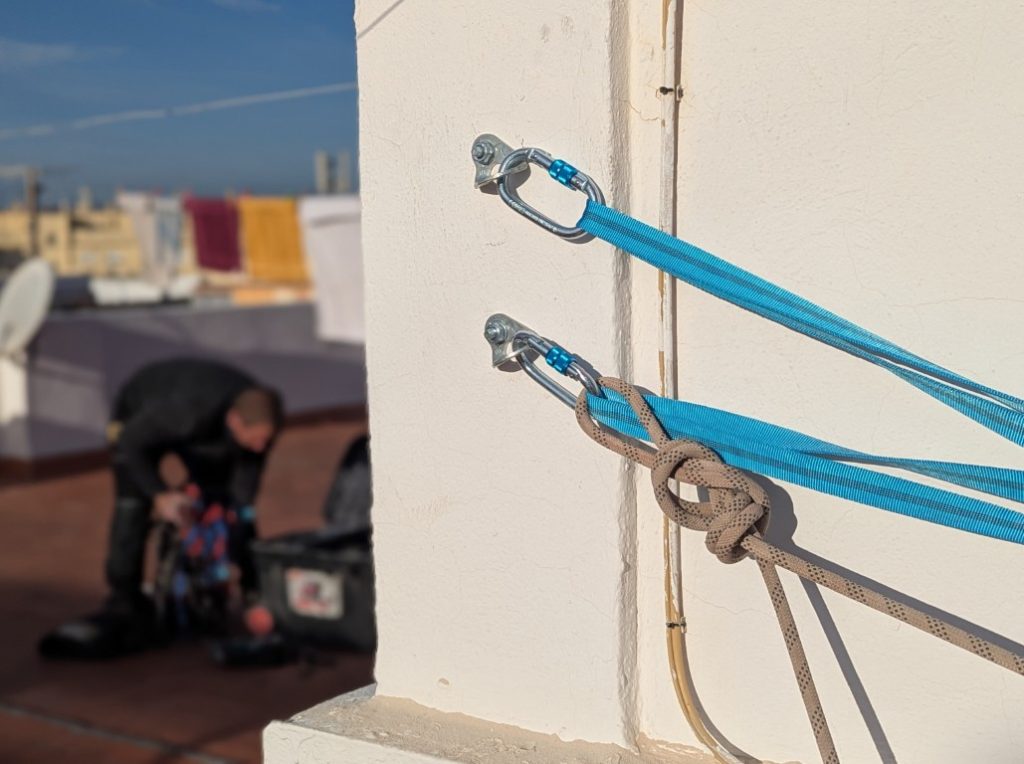 Anclajes de seguridad para trabajos verticales instalados en fachada