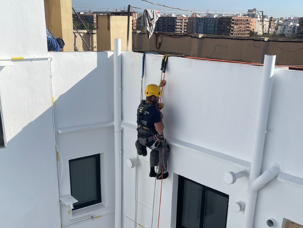 Trabajos verticales de rehabilitación y pintura de fachada