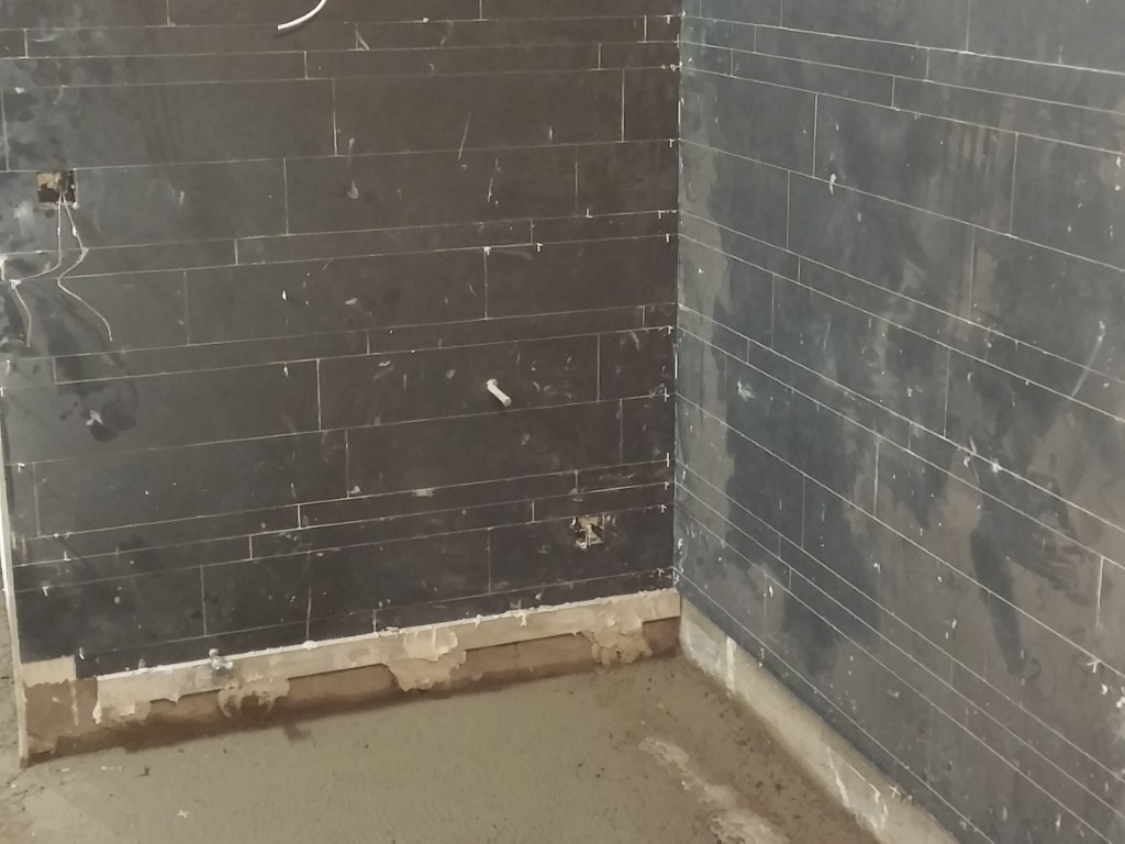 Revestimiento de cocina durante los trabajos de reforma integral en Valencia