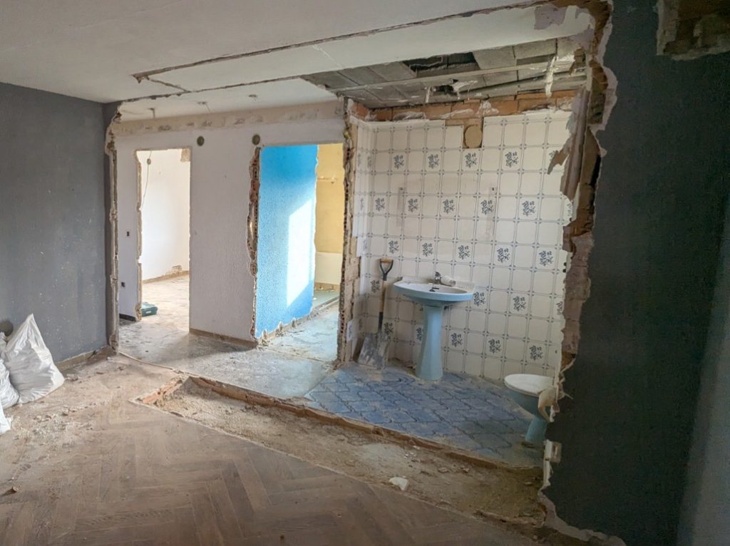 Paredes y tabiques en proceso de demolición durante una reforma de vivienda