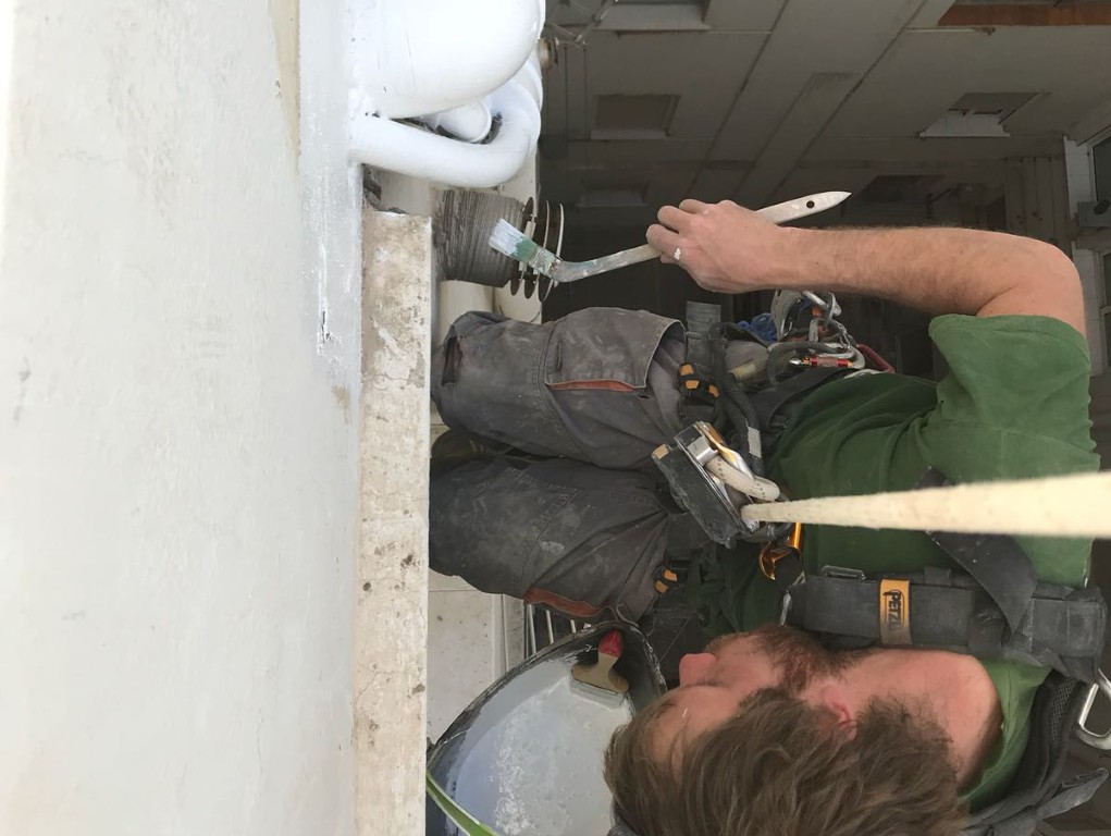 Reparación de fachada mediante trabajos verticales y acceso con cuerdas