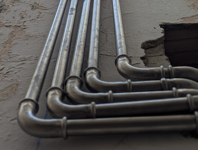 Instalación de tuberías de acero inoxidable fijadas a pared