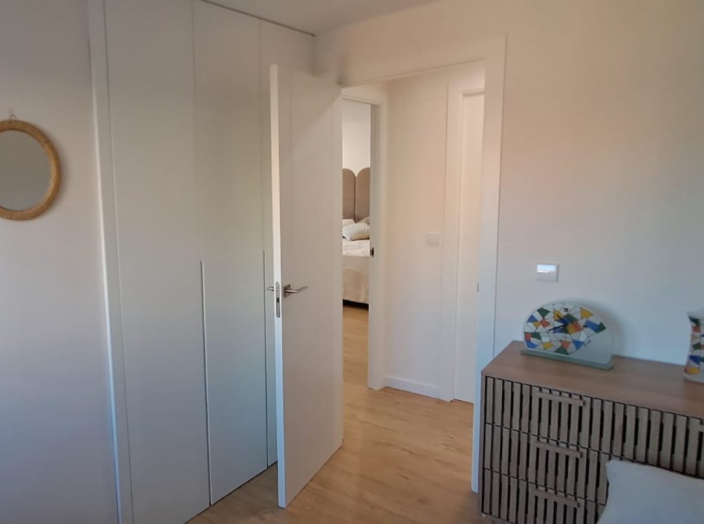 Armarios blancos a medida y distribución interior de una vivienda reformada