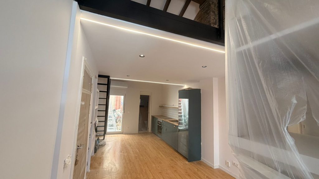 Escalera metálica y estructura de altillo en una vivienda de Valencia
