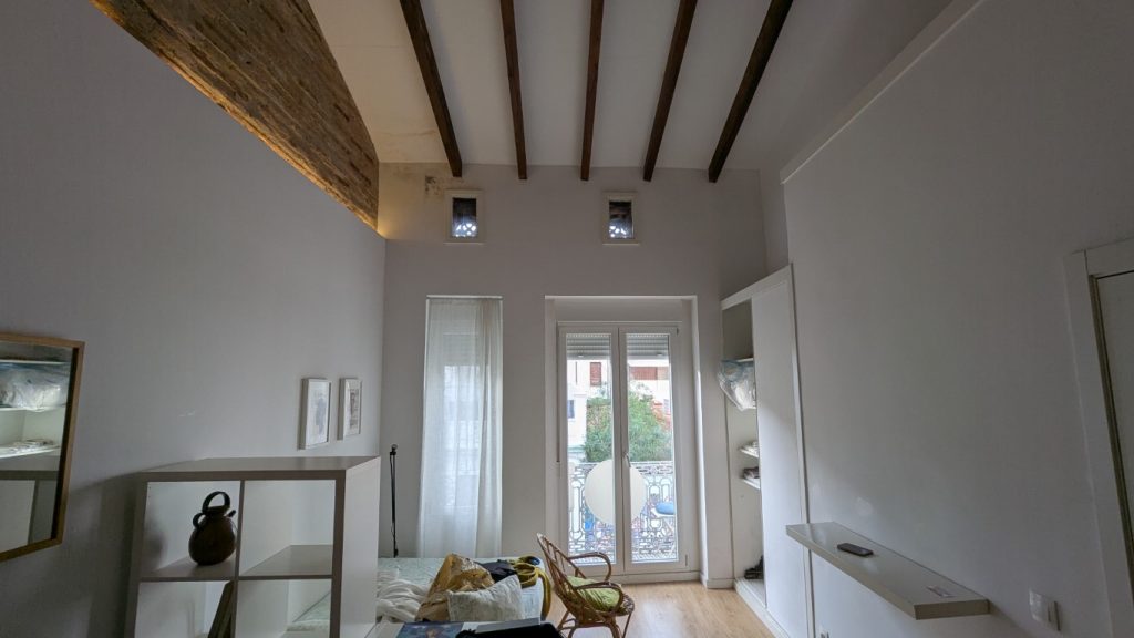 Altillo con estructura metálica y suelo de madera en una vivienda de Valencia