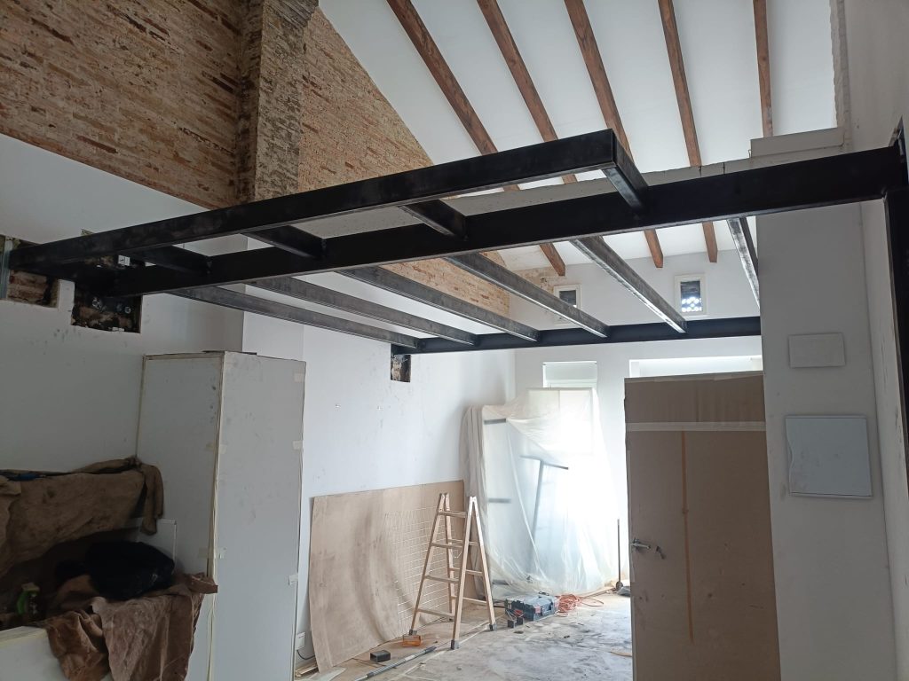 Estructura metálica de altillo durante la ejecución de una vivienda en Valencia