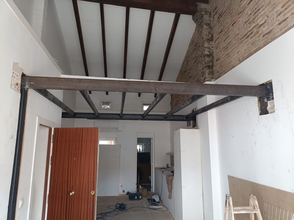 Estructura metálica del altillo vista desde el interior de una vivienda en Valencia