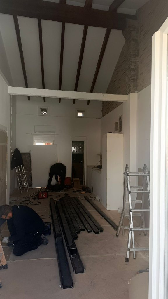 Montaje de estructura metálica para un altillo durante la reforma de una vivienda en Valencia