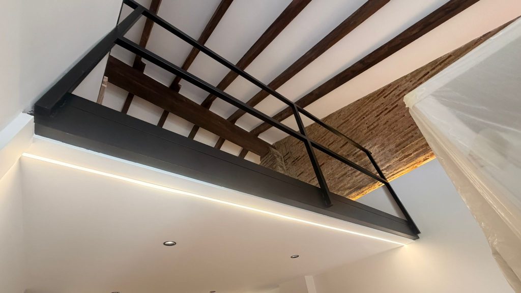 Altillo de madera con estructura metálica en una vivienda de Valencia