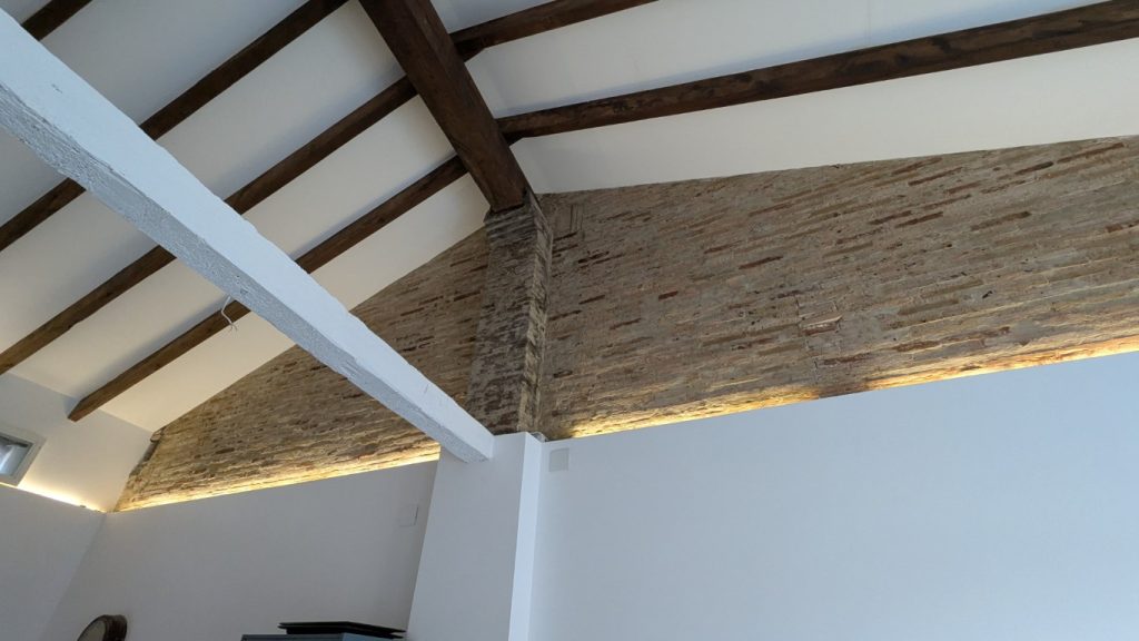 Interior de la vivienda antes de la construcción del altillo en Valencia