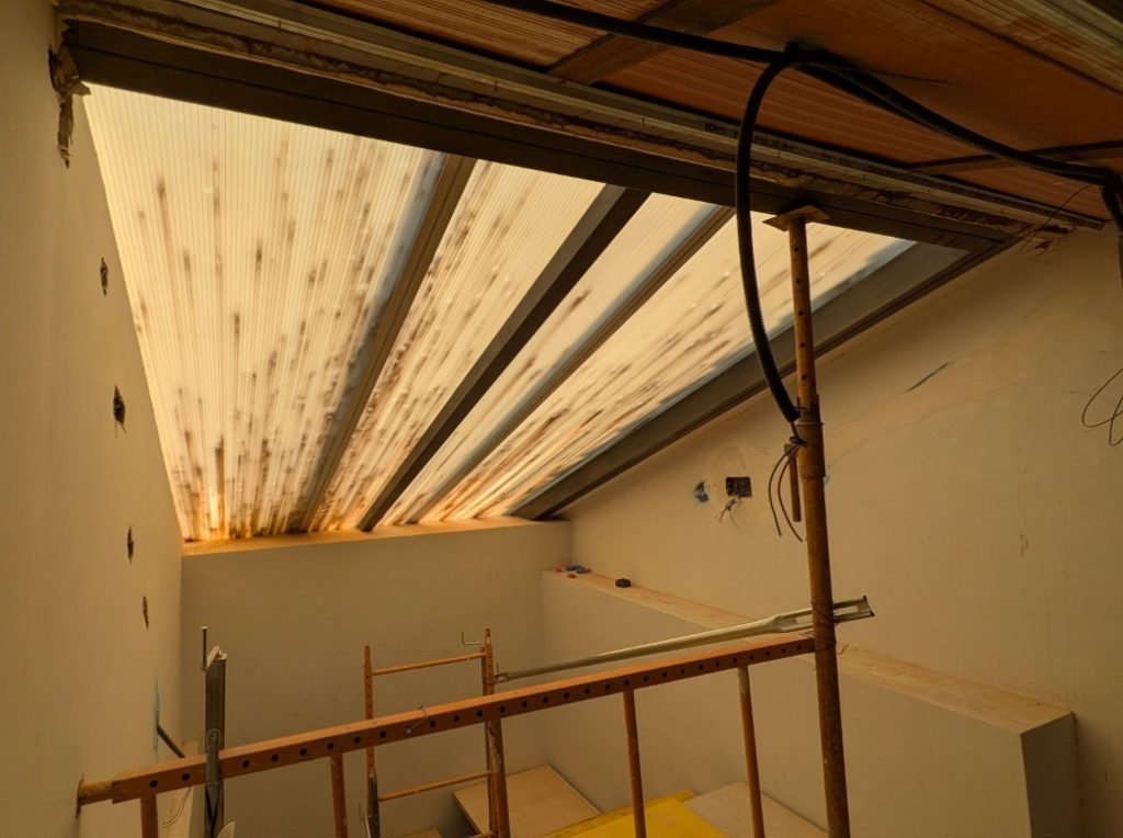 Estado previo del techo de una vivienda antes de instalar panel sándwich en Manises