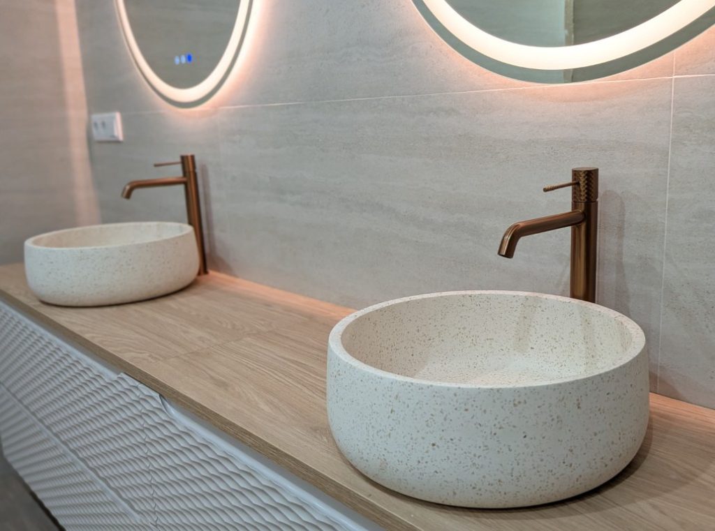 Baño moderno reformado en Manises con doble lavabo y grifería cobre