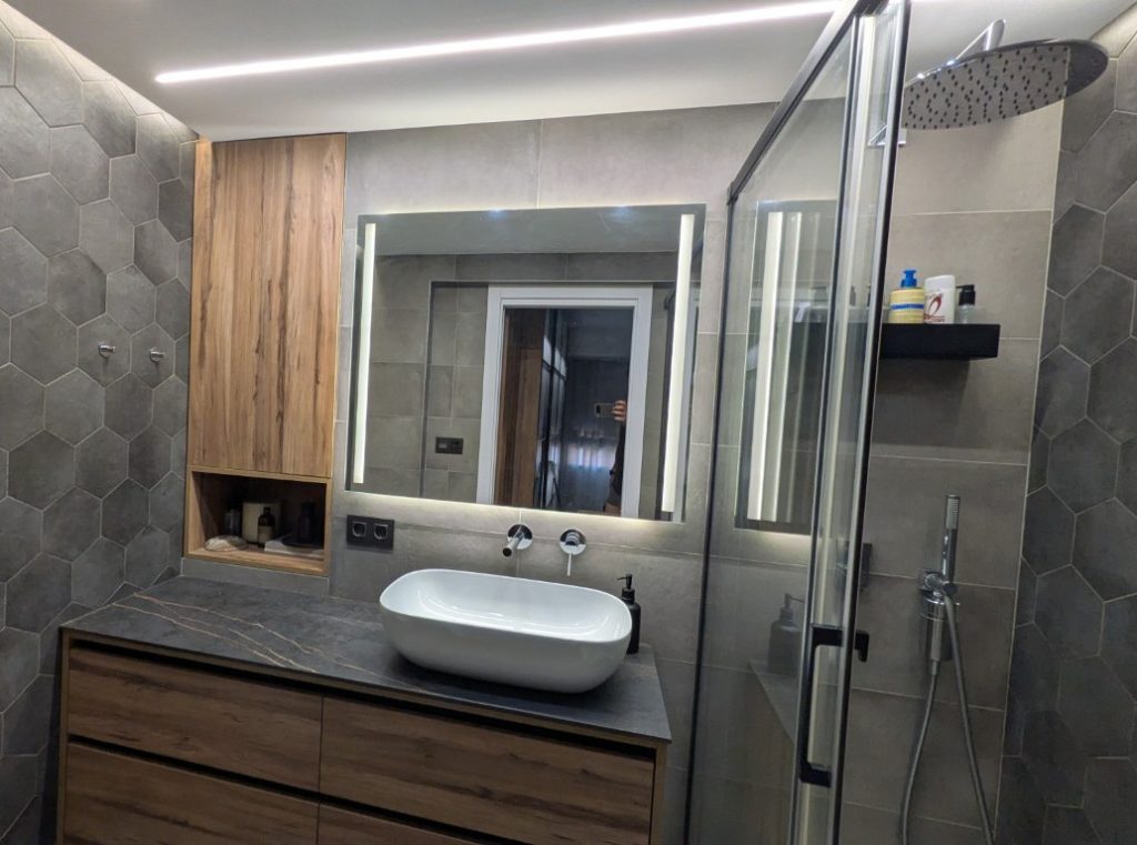 Baño reformado en Valencia con mueble de lavabo de madera