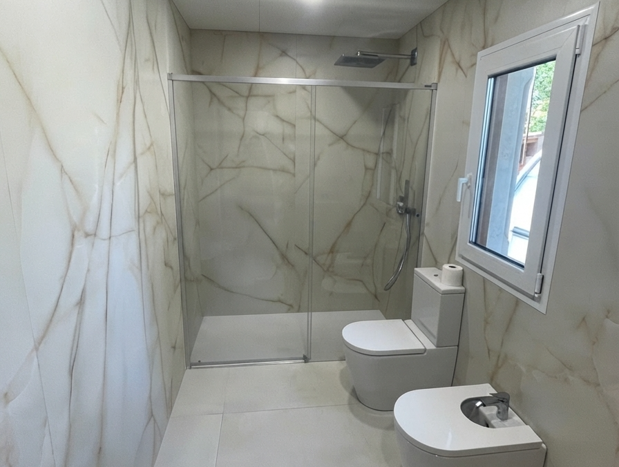 Baño reformado en Burjassot con revestimiento efecto mármol Calacatta