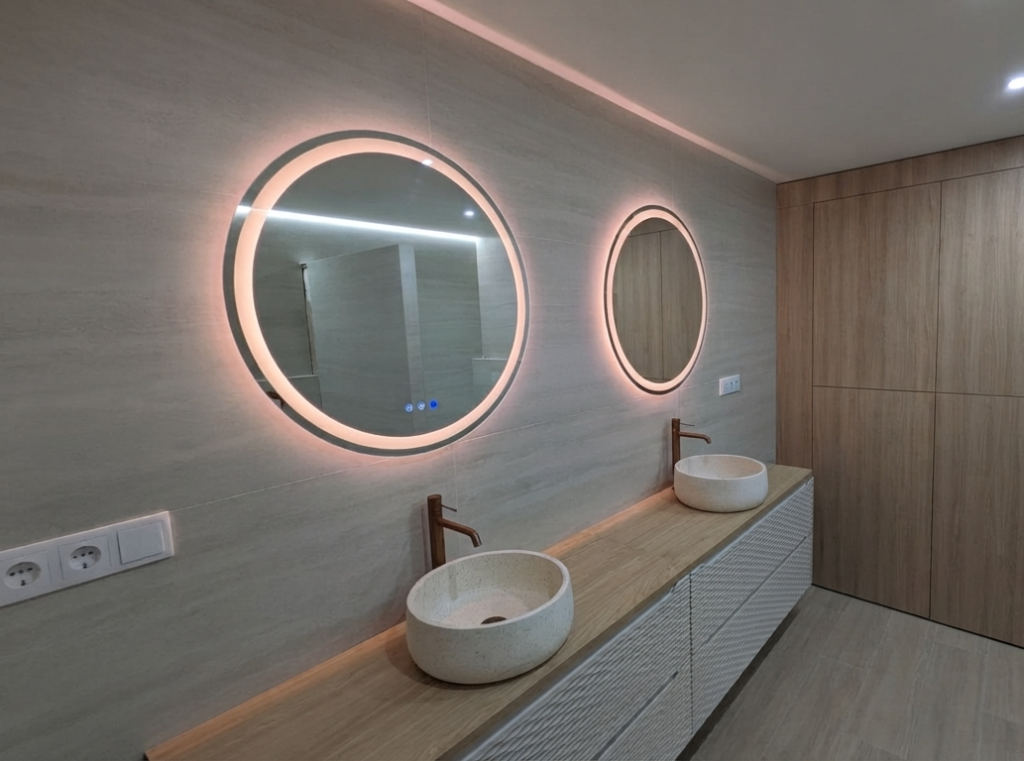 Baño reformado en Manises con doble lavabo y mueble de madera