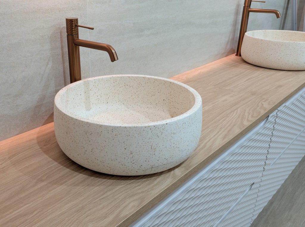 Baño reformado en Manises con lavabos sobre encimera de madera