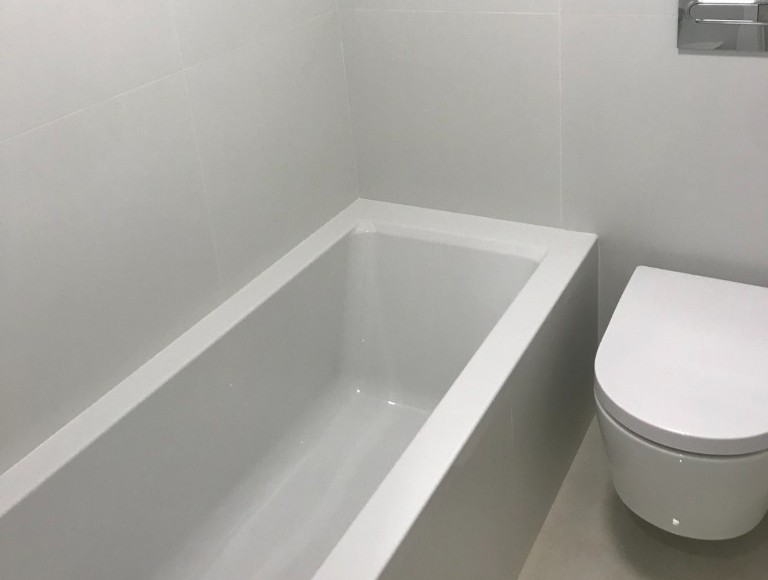 Baño reformado en Picanya con bañera y sanitarios suspendidos