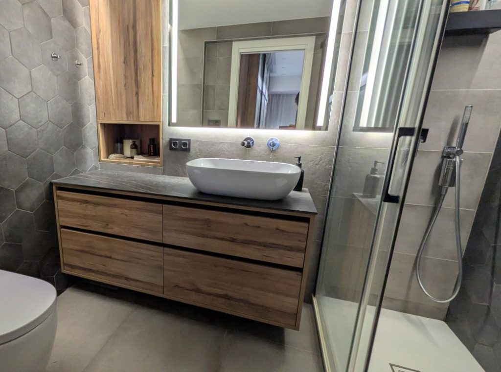 Baño reformado en Valencia con azulejos hexagonales