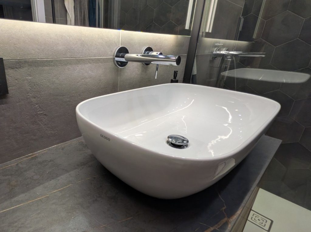 Detalle de lavabo y encimera de baño reformado en Valencia
