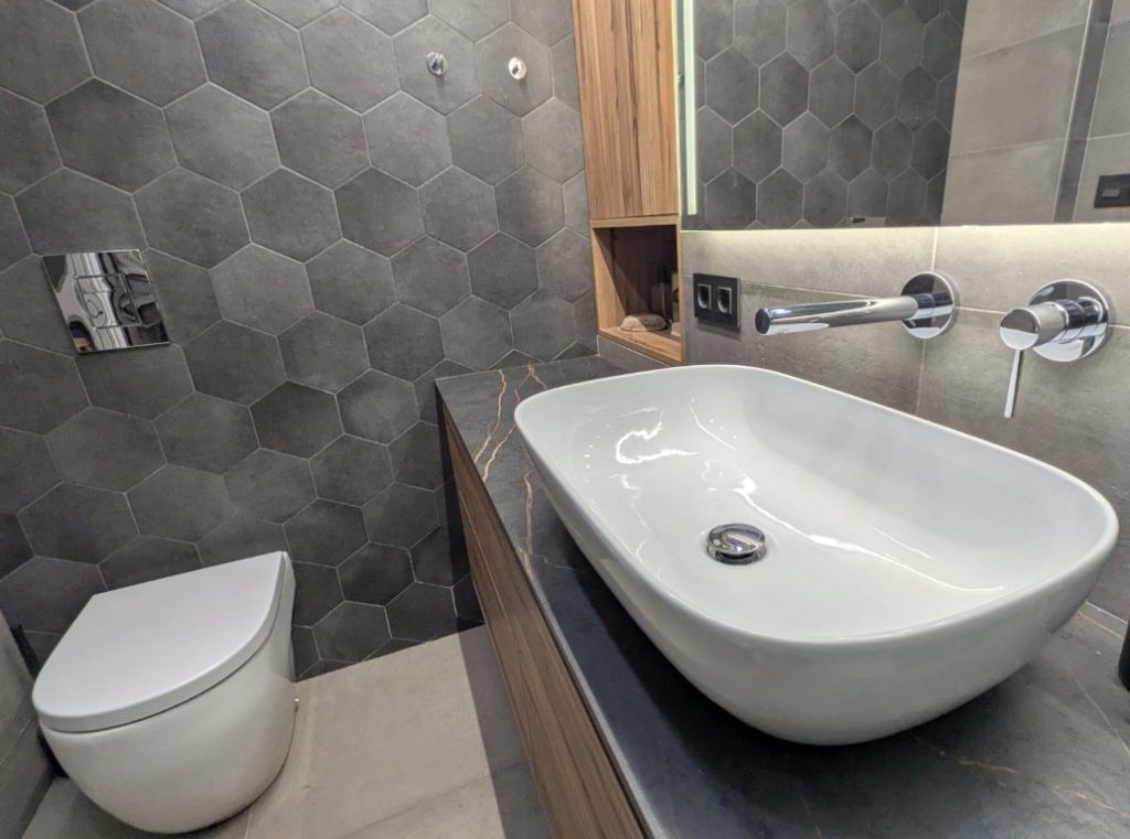 Lavabo sobre encimera en baño reformado en Valencia