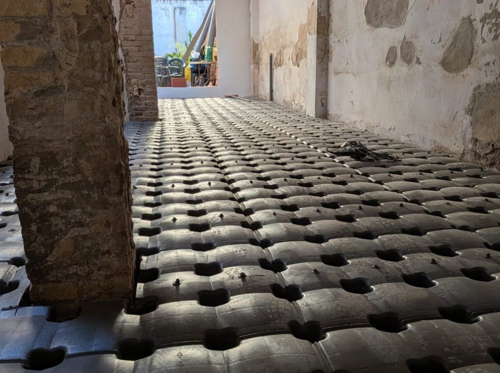 Instalación de suelo Cáviti en rehabilitación de vivienda en Castellar-Oliveral