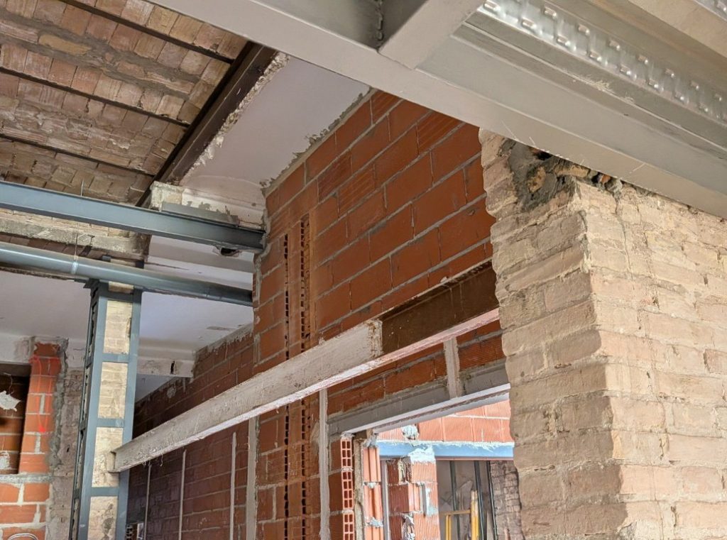 Estructura metálica y tabiquería durante la rehabilitación en Castellar-Oliveral