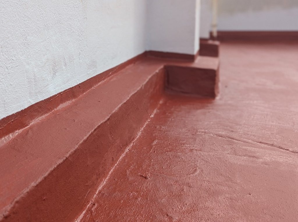 Acabado de impermeabilización en encuentro entre cubierta y paramento vertical