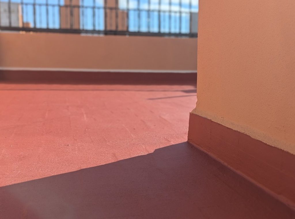 Detalle de impermeabilización en encuentro de cubierta con paramento en manises
