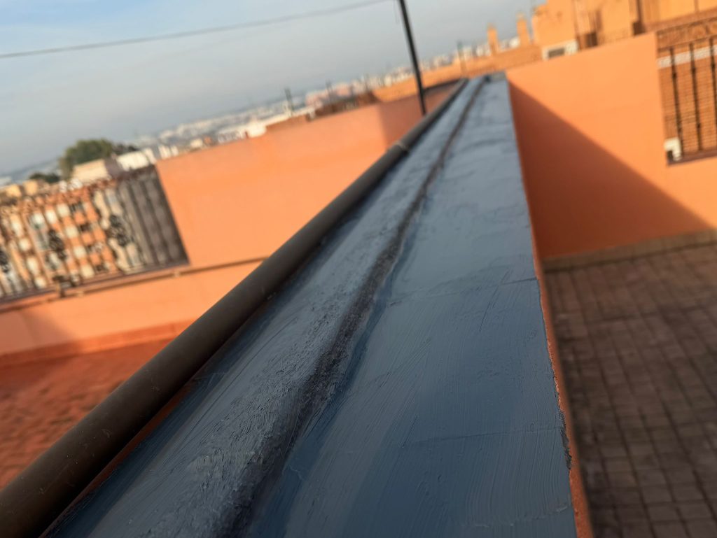 Cubierta impermeabilizada con acabado continuo en paramento perimetral