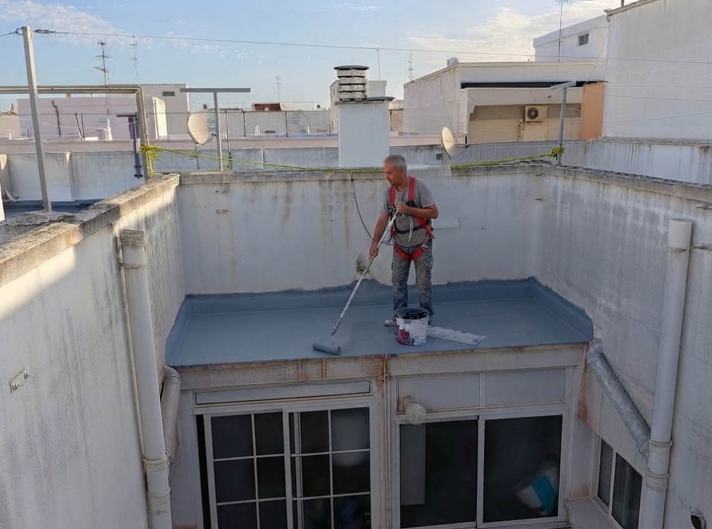 Trabajos de impermeabilización de cubierta durante la aplicación del revestimiento