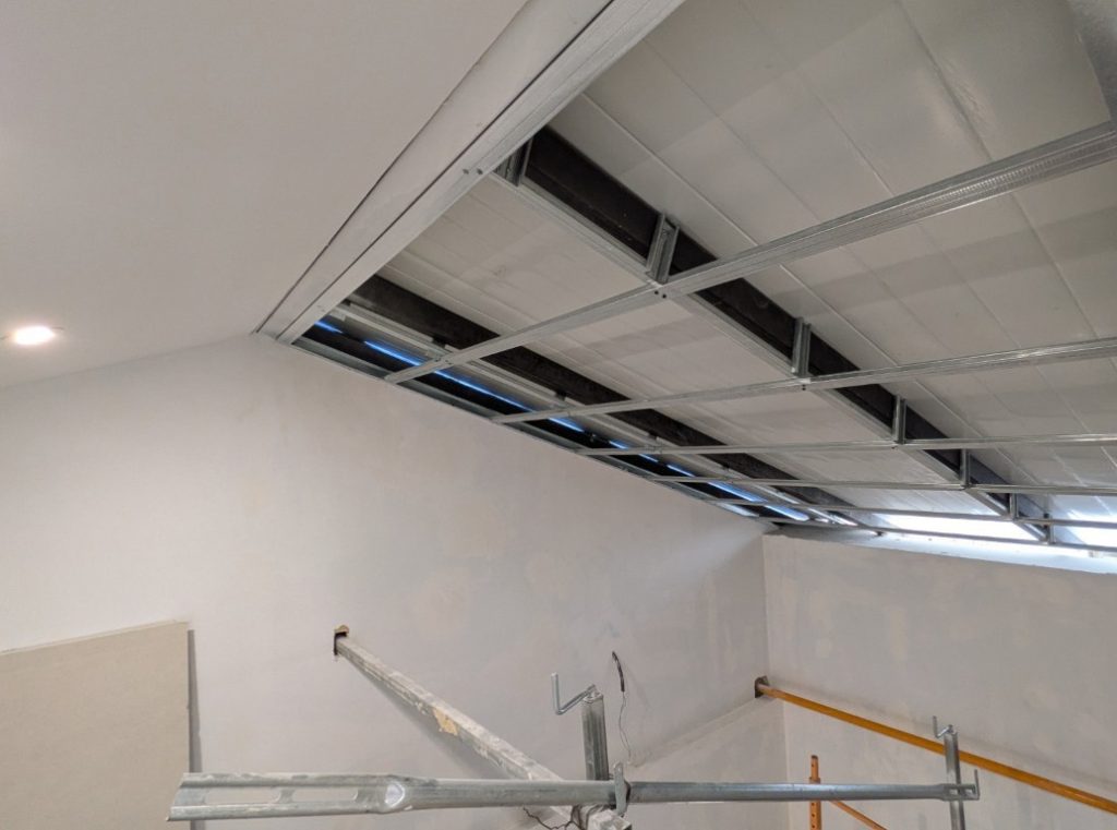 Instalación de techo de panel sándwich en vivienda de Manises