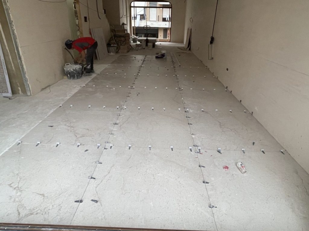 Pavimento de gran formato de 100x100 cm durante una rehabilitación en Burjassot