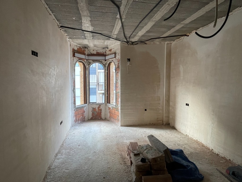 Preparación de paredes durante la rehabilitación de una vivienda en Burjassot