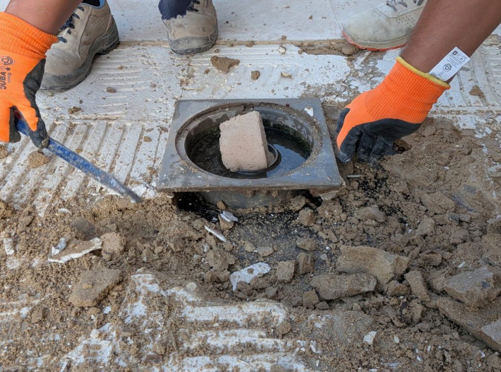 Reparación de desagüe en cubierta de azotea en Mislata