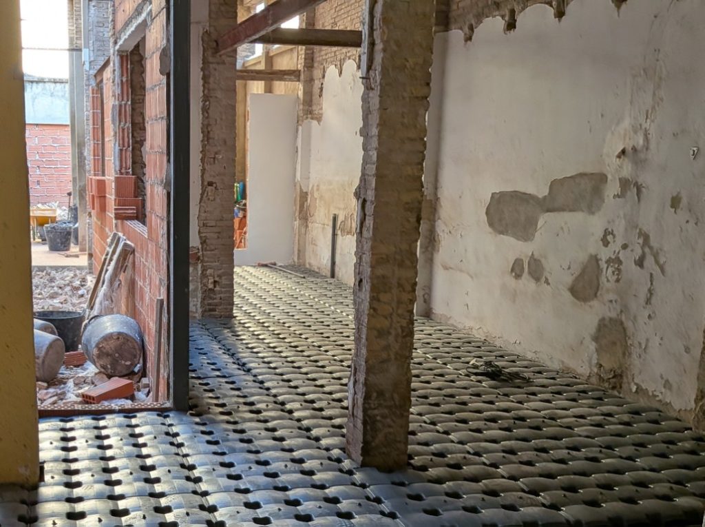 Suelo Cáviti durante la rehabilitación de una vivienda en Castellar-Oliveral