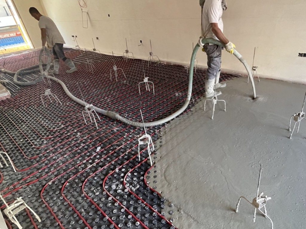 Instalación de suelo radiante durante la rehabilitación de una vivienda en Burjassot