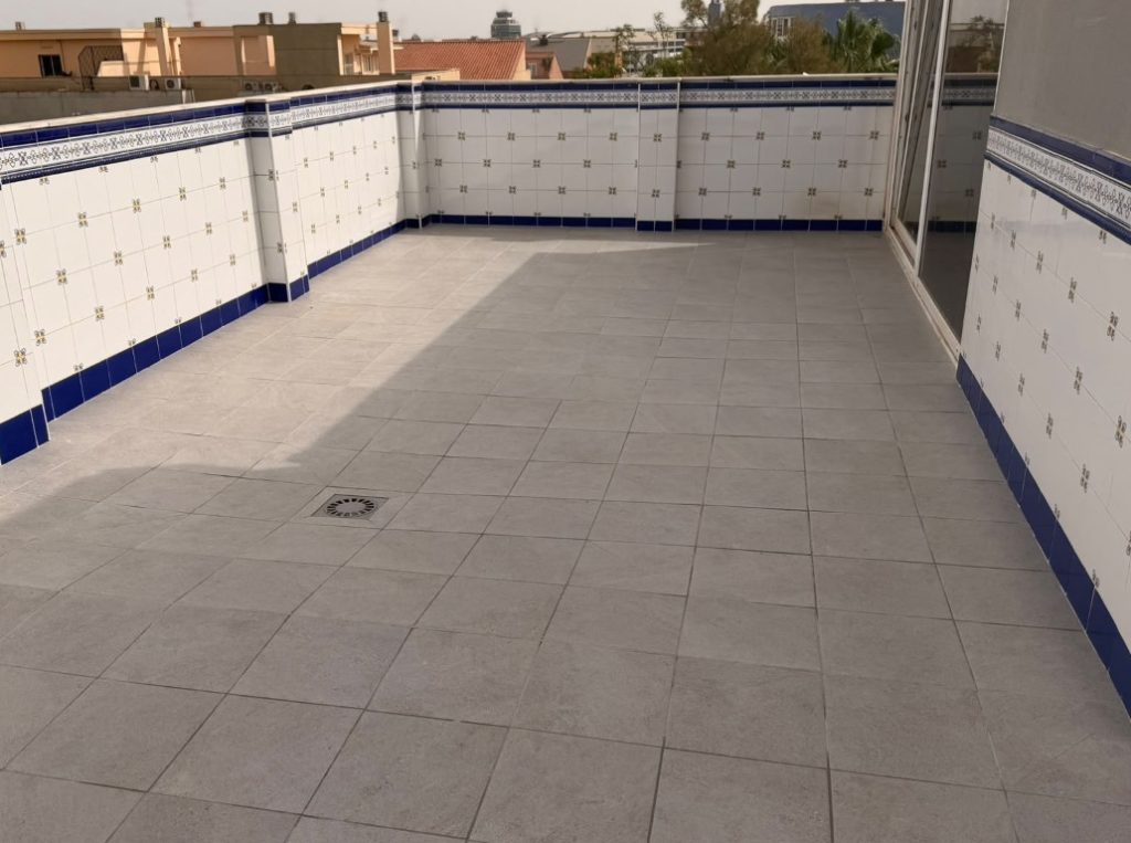Terraza reformada en Paiporta con nuevo pavimento