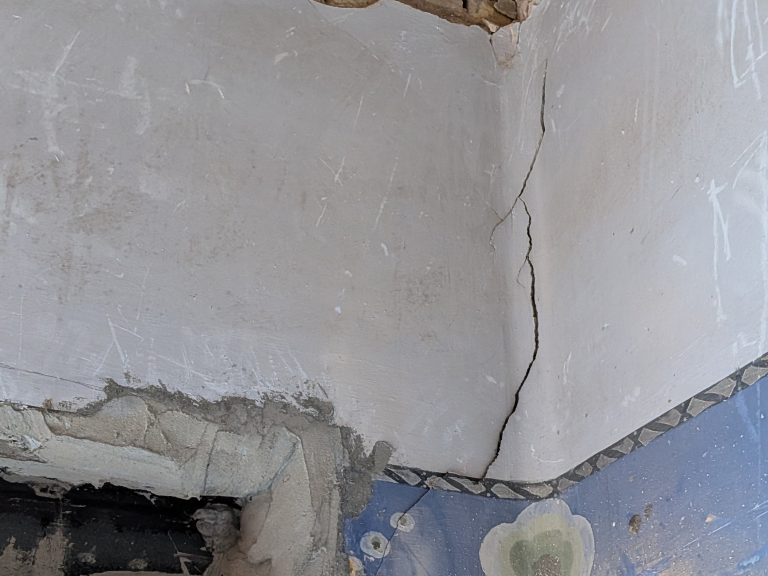 Grieta en pared en edificio de Catarroja Valencia