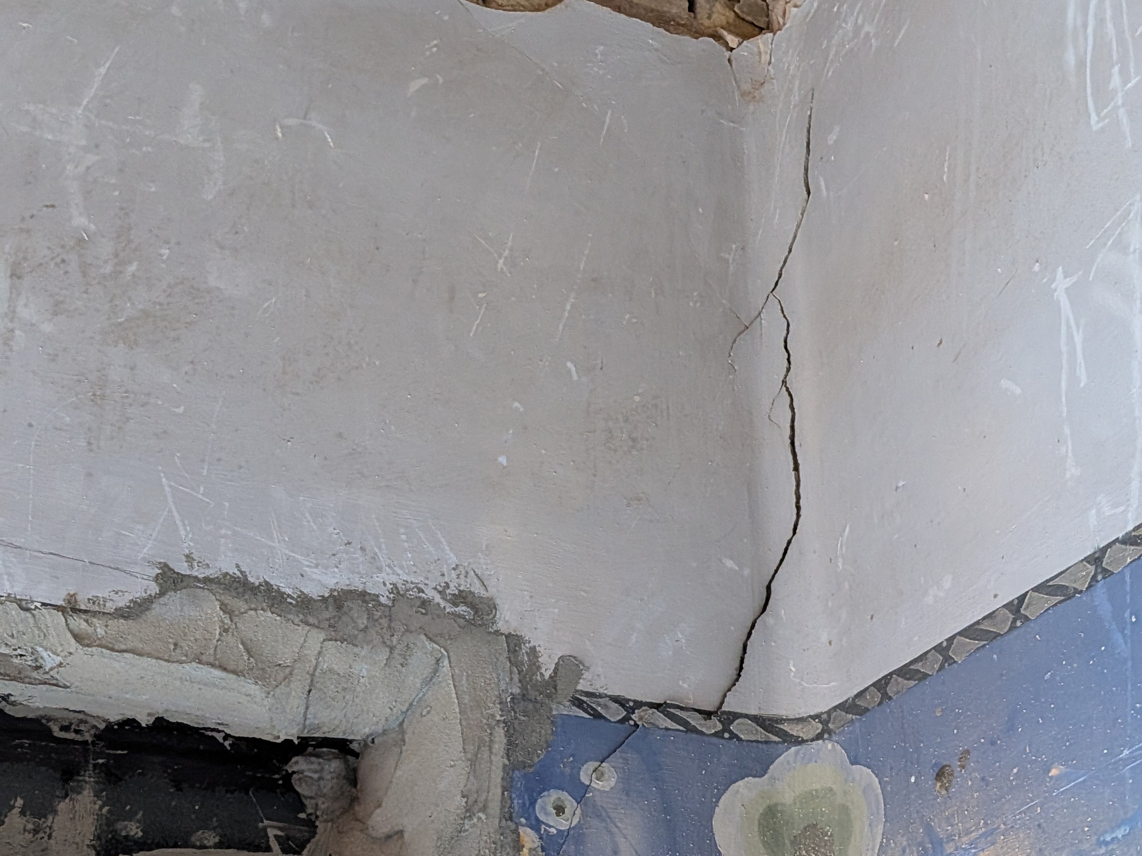 Grieta en pared en edificio de Catarroja Valencia