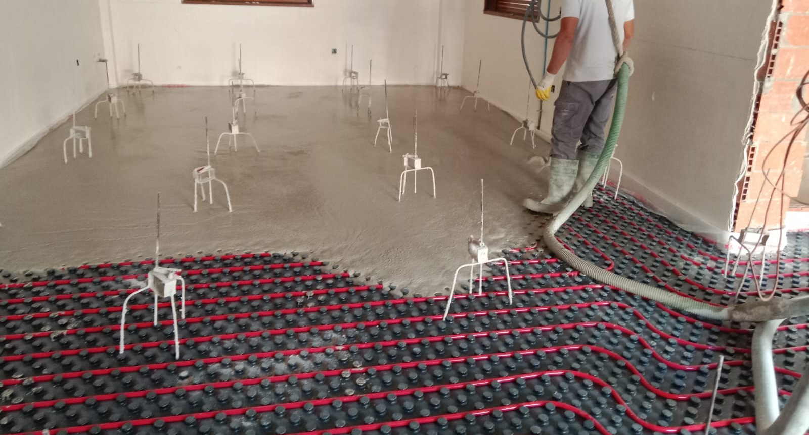 Instalación de suelo radiante durante trabajos de construcción