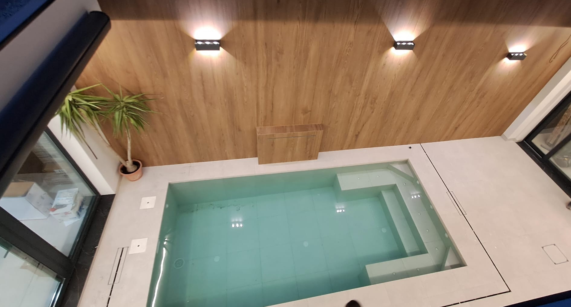 Piscina y espacio exterior de una reforma realizada por Edifica y Rehabilita